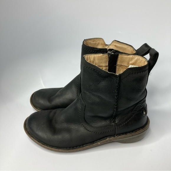 UGG Neevah short boot black leather Shearling lined size 7 - Picture 6 of 12
